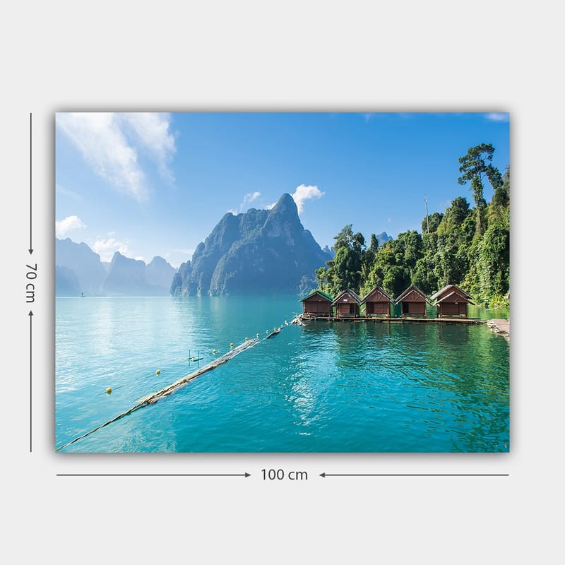 Canvastavla 70x100 cm - Vacker sjö med stugor vid vattnet, omgiven av majestätiska berg och grönskande skog - Turkos / Grön / Brun - Inredning & dekor - Tavlor & konst - Canvastavla