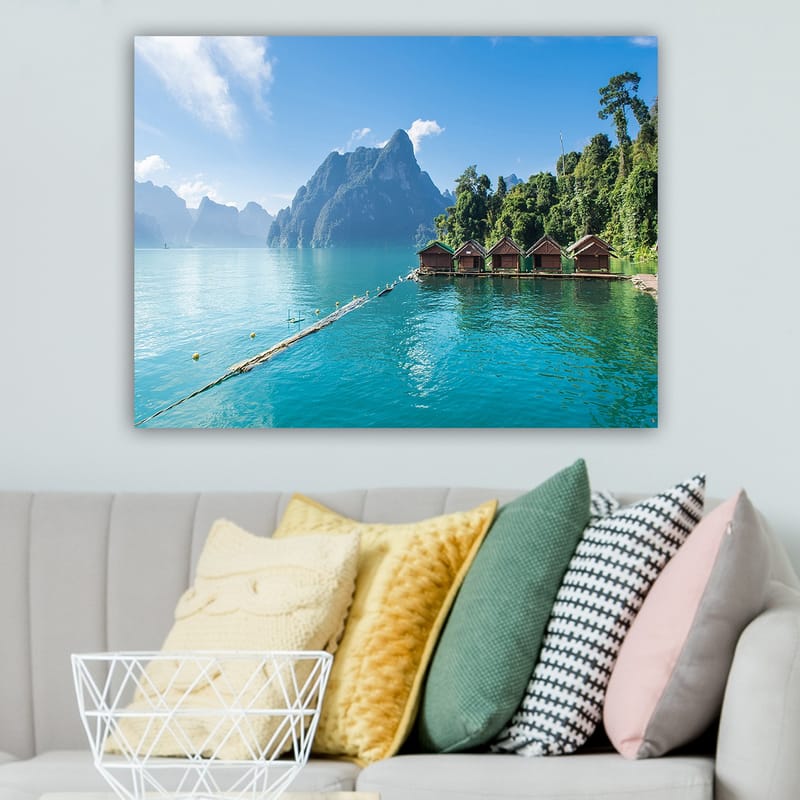 Canvastavla 70x100 cm - Vacker sjö med stugor vid vattnet, omgiven av majestätiska berg och grönskande skog - Turkos / Grön / Brun - Inredning & dekor - Tavlor & konst - Canvastavla