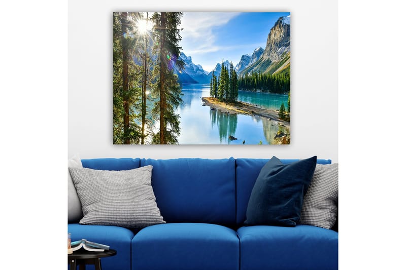 Canvastavla 70x100 cm - Vacker sjölandskap med höga berg och tät grönska som speglas i vattnet, Grön / Blå / Brun