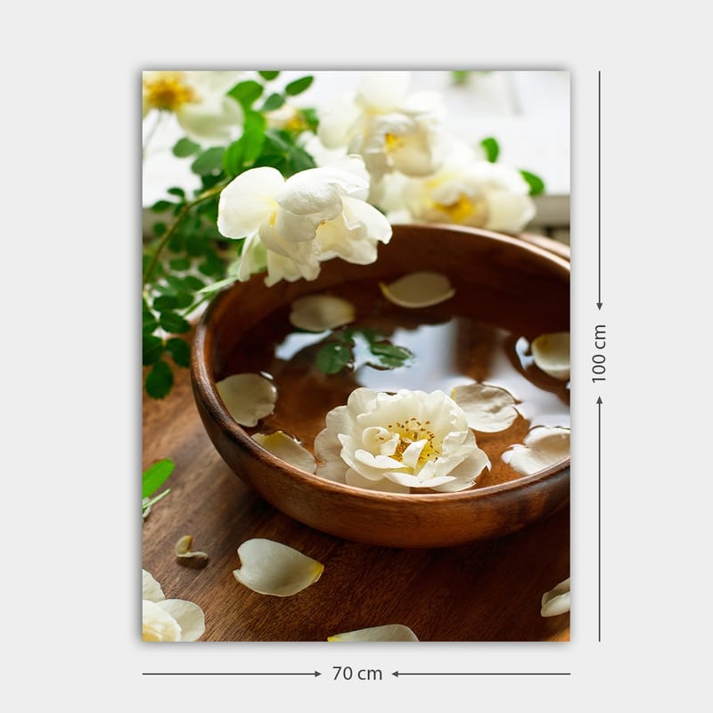 Canvastavla 70x100 cm - Vacker skål med vita blommor och kronblad som flyter på vatten - Vit / Brun / Grön - Inredning & dekor - Tavlor & konst - Canvastavla