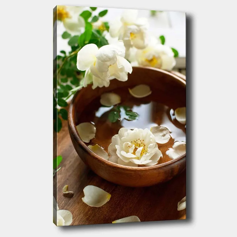 Canvastavla 70x100 cm - Vacker skål med vita blommor och kronblad som flyter på vatten, Vit / Brun / Grön