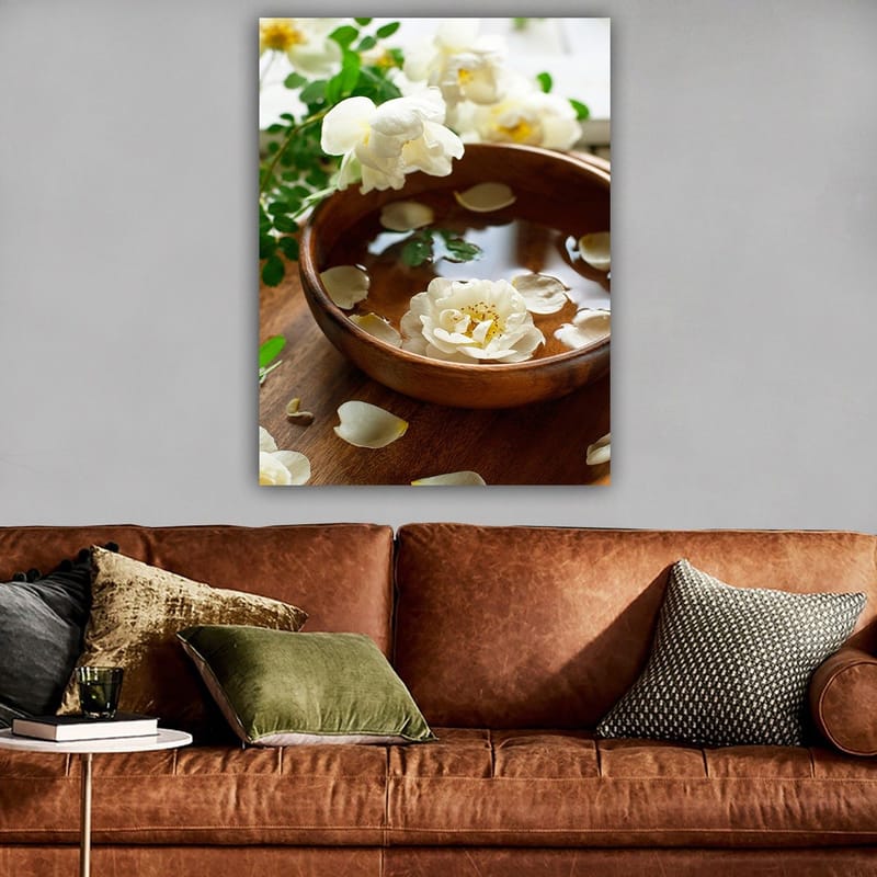 Canvastavla 70x100 cm - Vacker skål med vita blommor och kronblad som flyter på vatten - Vit / Brun / Grön - Inredning & dekor - Tavlor & konst - Canvastavla