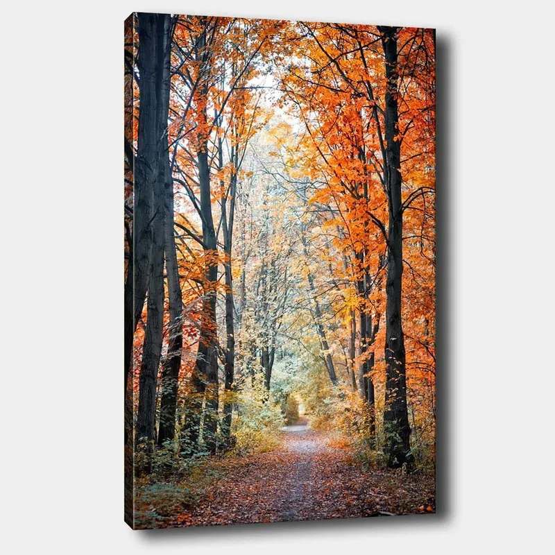 Canvastavla 70x100 cm - Vacker skogsstig omgiven av höstfärger och träd med gyllene och orange löv, Orange / Guld / Grön