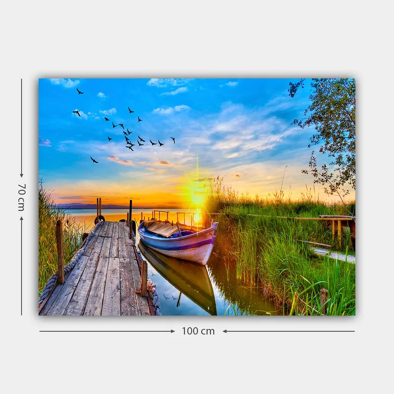 Canvastavla 70x100 cm - Vacker solnedgång över en stilla sjö med en båt vid en träbrygga omgiven av grönska - Blå / Orange / Grön - Inredning & dekor - Tavlor & konst - Canvastavla