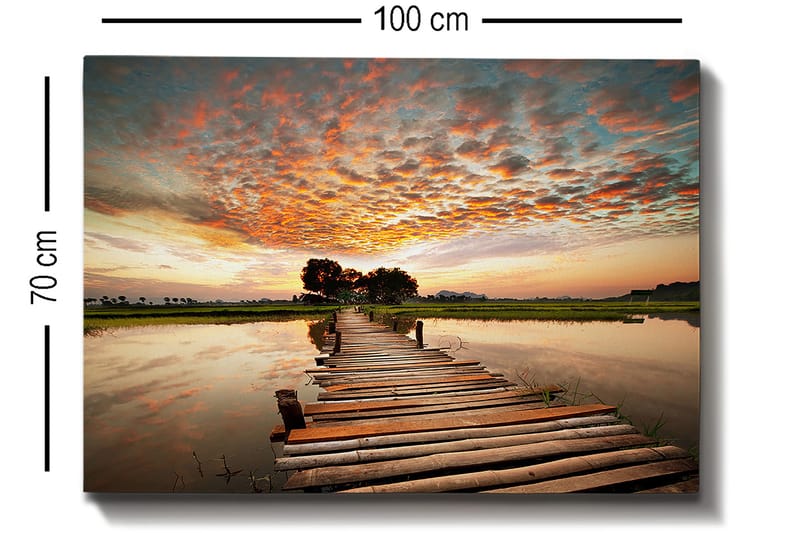 Canvastavla 70x100 cm - Vacker solnedgång över en träbro som sträcker sig över en spegelblanka sjö - Orange / Blå / Grön - Inredning & dekor - Tavlor & konst - Canvastavla
