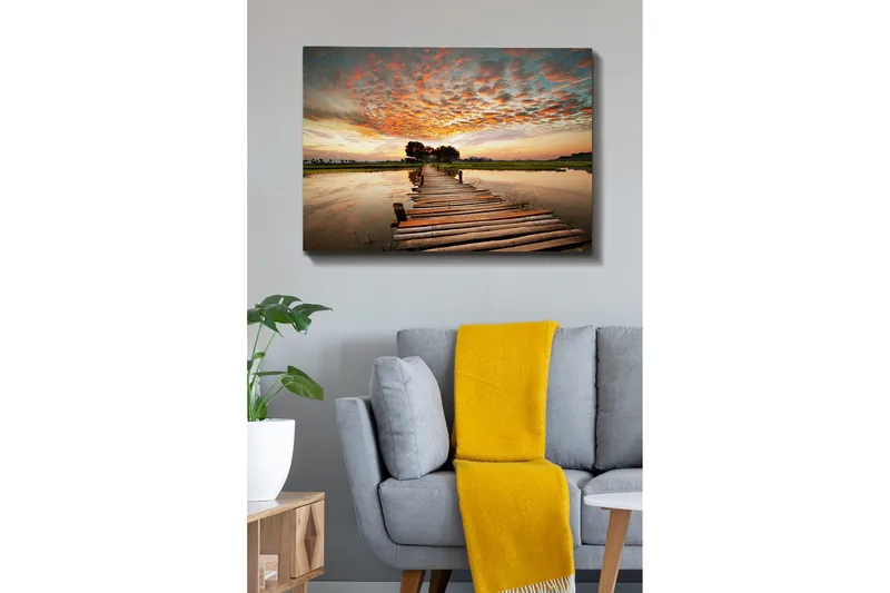 Canvastavla 70x100 cm - Vacker solnedgång över en träbro som sträcker sig över en spegelblanka sjö - Orange / Blå / Grön - Inredning & dekor - Tavlor & konst - Canvastavla