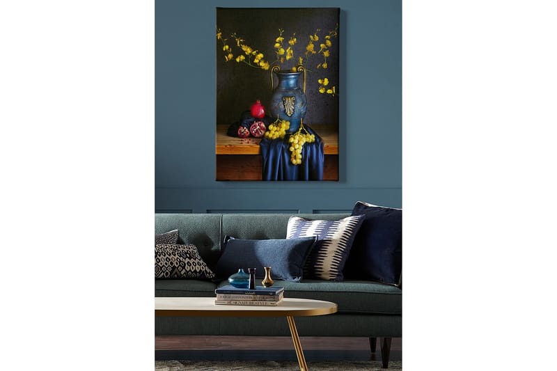 Canvastavla 70x100 cm - Vacker stilleben med en blå vas fylld med gula blommor och frukter som granatäpple och druvor - Blå / Gul / Röd - Inredning & dekor - Tavlor & konst - Canvastavla