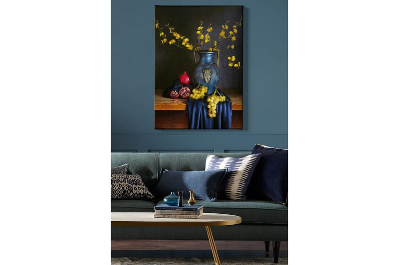 Canvastavla 70x100 cm - Vacker stilleben med en blå vas fylld med gula blommor och frukter som granatäpple och druvor - Blå / Gul / Röd - Inredning & dekor - Tavlor & konst - Canvastavla