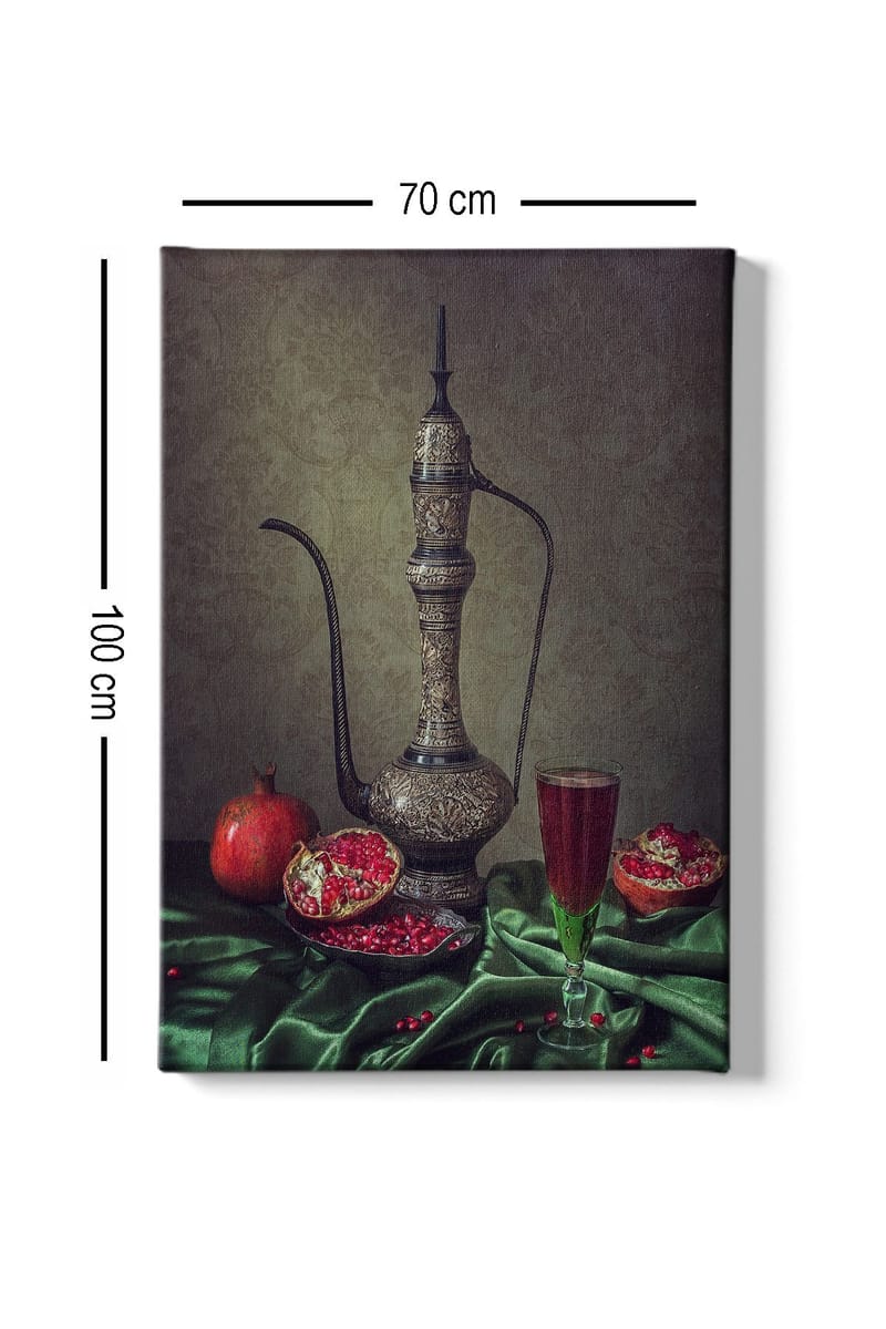 Canvastavla 70x100 cm - Vacker stilleben med en utsmyckad kanna, granatäpplen och ett glas med röd dryck på en grön duk - Mörkgrön / Röd / Brun - Inredning & dekor - Tavlor & konst - Canvastavla