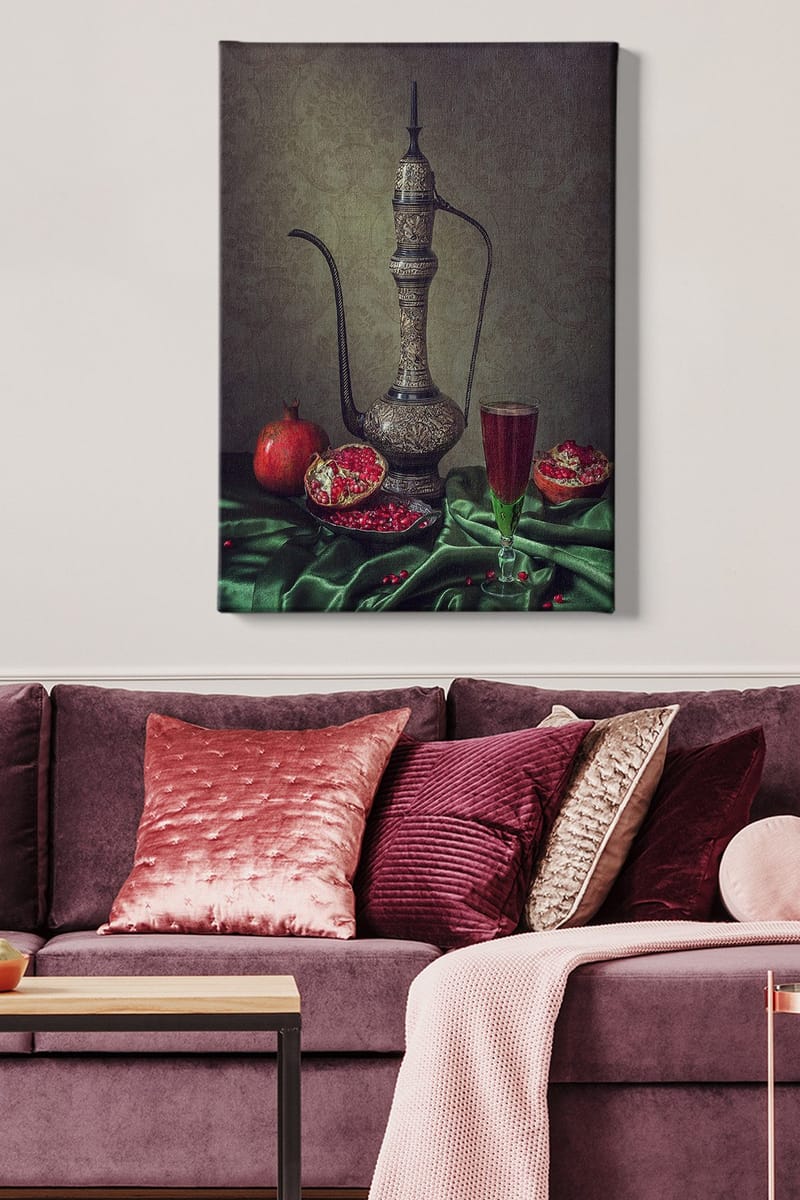 Canvastavla 70x100 cm - Vacker stilleben med en utsmyckad kanna, granatäpplen och ett glas med röd dryck på en grön duk - Mörkgrön / Röd / Brun - Inredning & dekor - Tavlor & konst - Canvastavla
