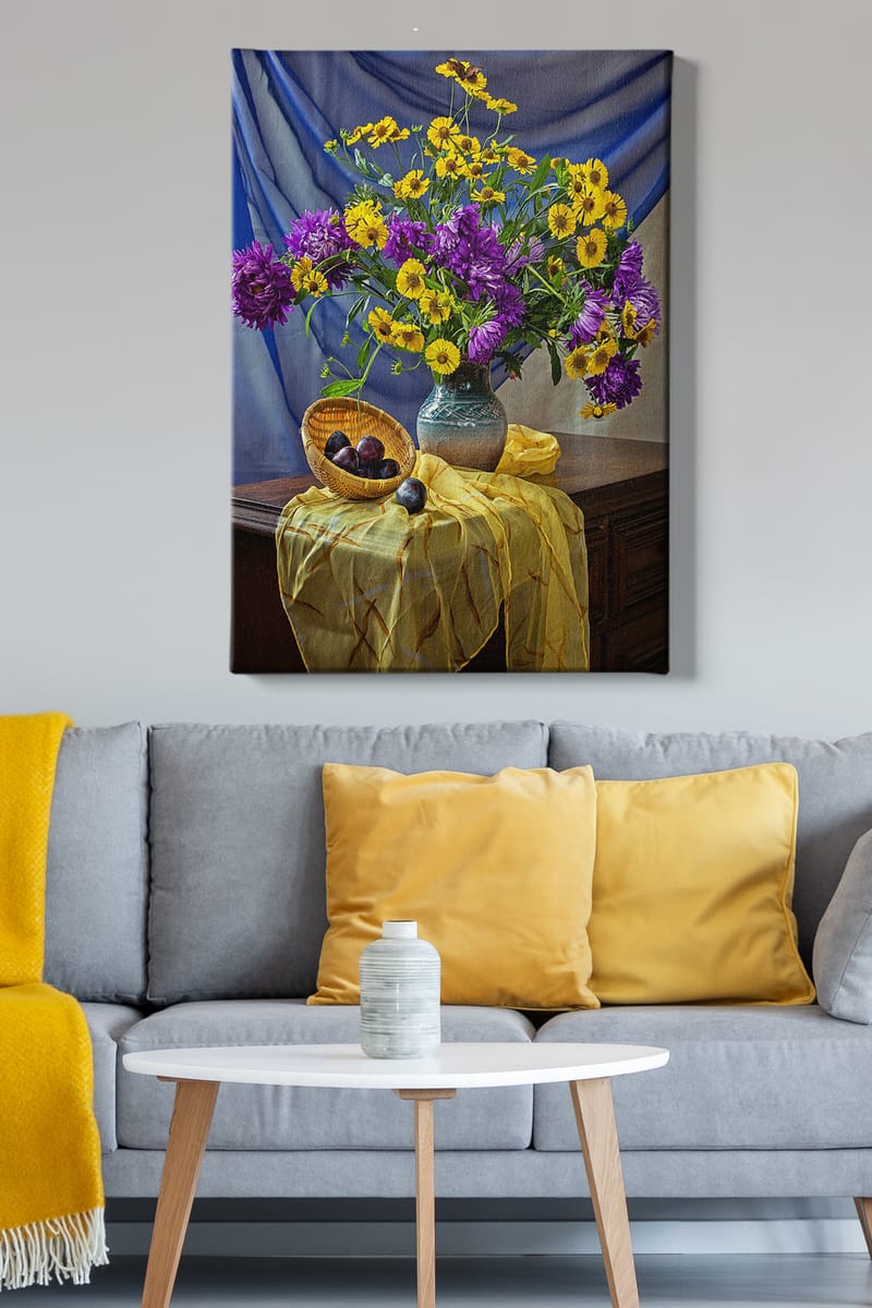 Canvastavla 70x100 cm - Vacker stilleben med en vas fylld av färgglada blommor och en korg med plommon - Lila / Gul / Grön - Inredning & dekor - Tavlor & konst - Canvastavla