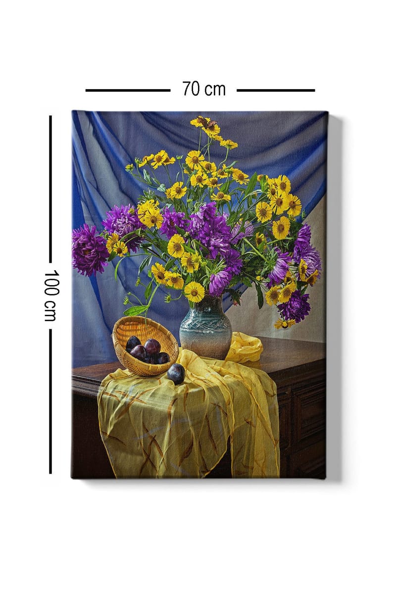 Canvastavla 70x100 cm - Vacker stilleben med en vas fylld av färgglada blommor och en korg med plommon - Lila / Gul / Grön - Inredning & dekor - Tavlor & konst - Canvastavla