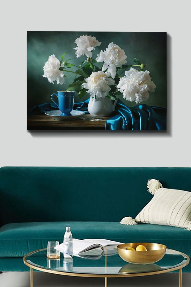 Canvastavla 70x100 cm - Vacker stilleben med vita pioner i en vas och en blå kopp på ett bord - Vit / Blå / Grön - Inredning & dekor - Tavlor & konst - Canvastavla
