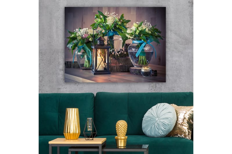 Canvastavla 70x100 cm - Vacker stillhet med blommor i glasvaser och en lykta som skapar en mysig atmosfär - Grön / Vit / Blå - Inredning & dekor - Tavlor & konst - Canvastavla