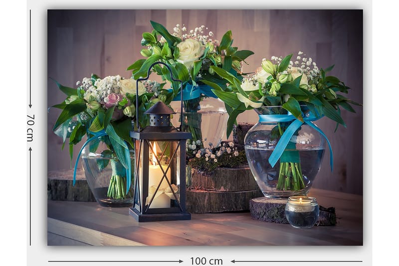 Canvastavla 70x100 cm - Vacker stillhet med blommor i glasvaser och en lykta som skapar en mysig atmosfär - Grön / Vit / Blå - Inredning & dekor - Tavlor & konst - Canvastavla