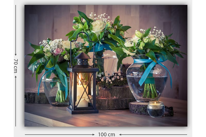 Canvastavla 70x100 cm - Vacker stillhet med blommor i glasvaser och en lykta som skapar en mysig atmosfär - Grön / Vit / Blå - Inredning & dekor - Tavlor & konst - Canvastavla