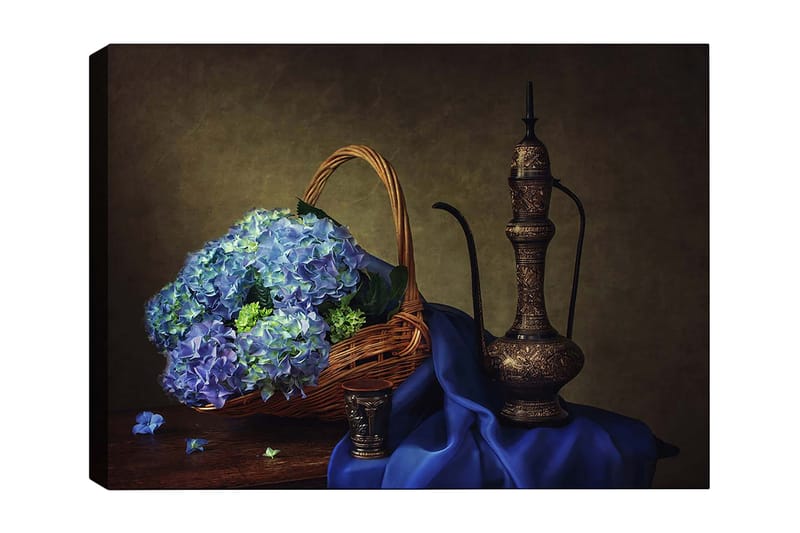 Canvastavla 70x100 cm - Vacker stillhet med en korg fylld av blå hortensior och en elegant metallkanna, Blå / Grön / Brun