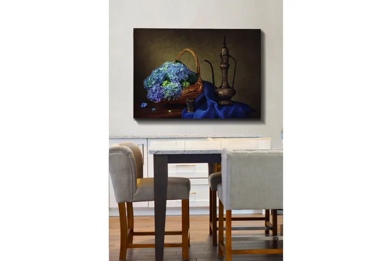 Canvastavla 70x100 cm - Vacker stillhet med en korg fylld av blå hortensior och en elegant metallkanna - Blå / Grön / Brun - Inredning & dekor - Tavlor & konst - Canvastavla