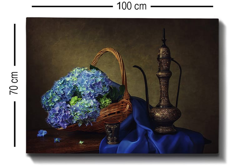 Canvastavla 70x100 cm - Vacker stillhet med en korg fylld av blå hortensior och en elegant metallkanna - Blå / Grön / Brun - Inredning & dekor - Tavlor & konst - Canvastavla