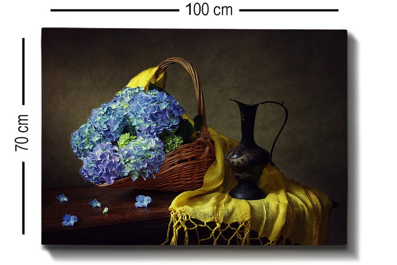Canvastavla 70x100 cm - Vacker stillhet med en korg fylld av blå hortensior och en elegant svart kanna - Blå / Gul / Grön - Inredning & dekor - Tavlor & konst - Canvastavla