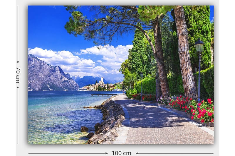 Canvastavla 70x100 cm - Vacker strandpromenad med träd och blommor vid en sjö, omgiven av berg och en pittoresk stad i bakgrunden - Blå / Grön / Röd - Inredning & dekor - Tavlor & konst - Canvastavla