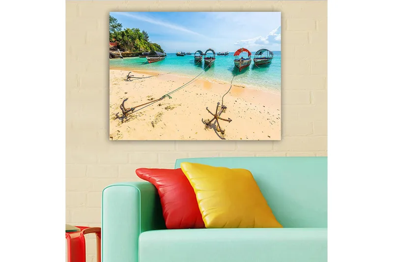 Canvastavla 70x100 cm - Vacker strandscen med flera färgglada båtar som ligger förtöjda vid en sandstrand - Turkos / Beige / Röd - Inredning & dekor - Tavlor & konst - Canvastavla