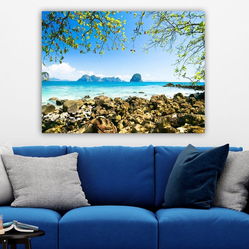 Canvastavla 70x100 cm - Vacker strandscen med klippor, klart turkost vatten och en blå himmel - Turkos / Blå / Grön - Inredning & dekor - Tavlor & konst - Canvastavla