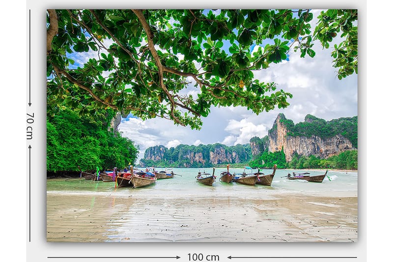 Canvastavla 70x100 cm - Vacker strandscen med traditionella båtar som ligger vid kusten omgiven av grönskande klippor och träd - Grön / Blå / Beige - Inredning & dekor - Tavlor & konst - Canvastavla