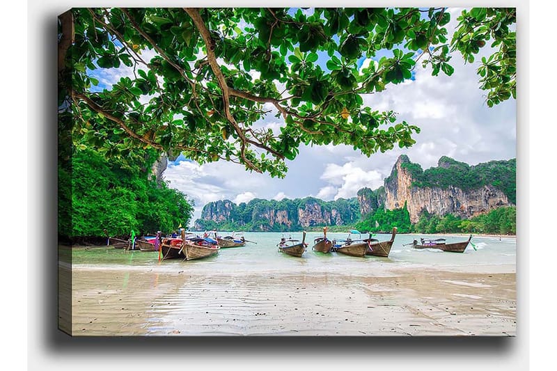 Canvastavla 70x100 cm - Vacker strandscen med traditionella båtar som ligger vid kusten omgiven av grönskande klippor och träd - Grön / Blå / Beige - Inredning & dekor - Tavlor & konst - Canvastavla