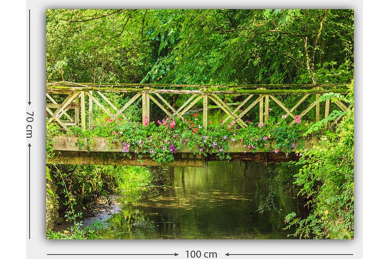Canvastavla 70x100 cm - Vacker träbro omgiven av grönska och blommor vid en stilla vattenyta - Grön / Rosa / Brun - Inredning & dekor - Tavlor & konst - Canvastavla