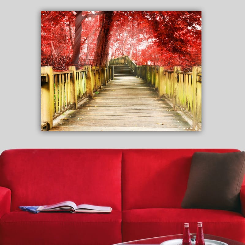 Canvastavla 70x100 cm - Vacker träbro omgiven av lysande röda träd i en höstig miljö - Röd / Gulgrön - Inredning & dekor - Tavlor & konst - Canvastavla