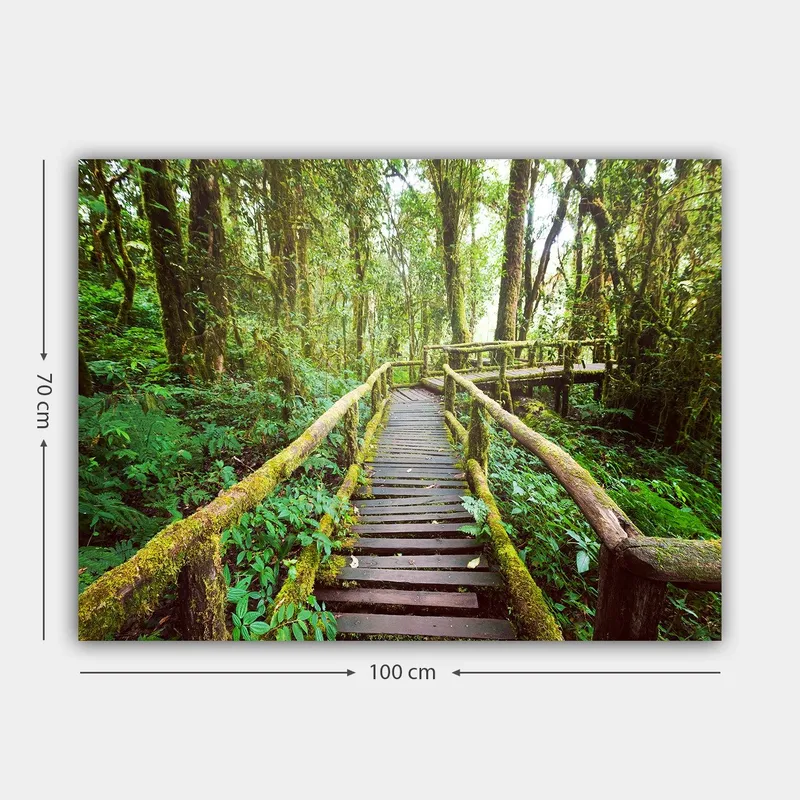 Canvastavla 70x100 cm - Vacker träbro som slingrar sig genom en grönskande regnskog - Grön / Brun / Gulgrön - Inredning & dekor - Tavlor & konst - Canvastavla