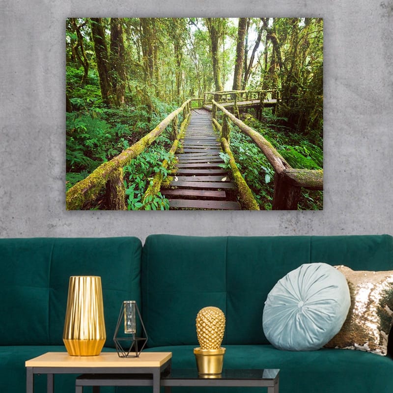 Canvastavla 70x100 cm - Vacker träbro som slingrar sig genom en grönskande regnskog - Grön / Brun / Gulgrön - Inredning & dekor - Tavlor & konst - Canvastavla