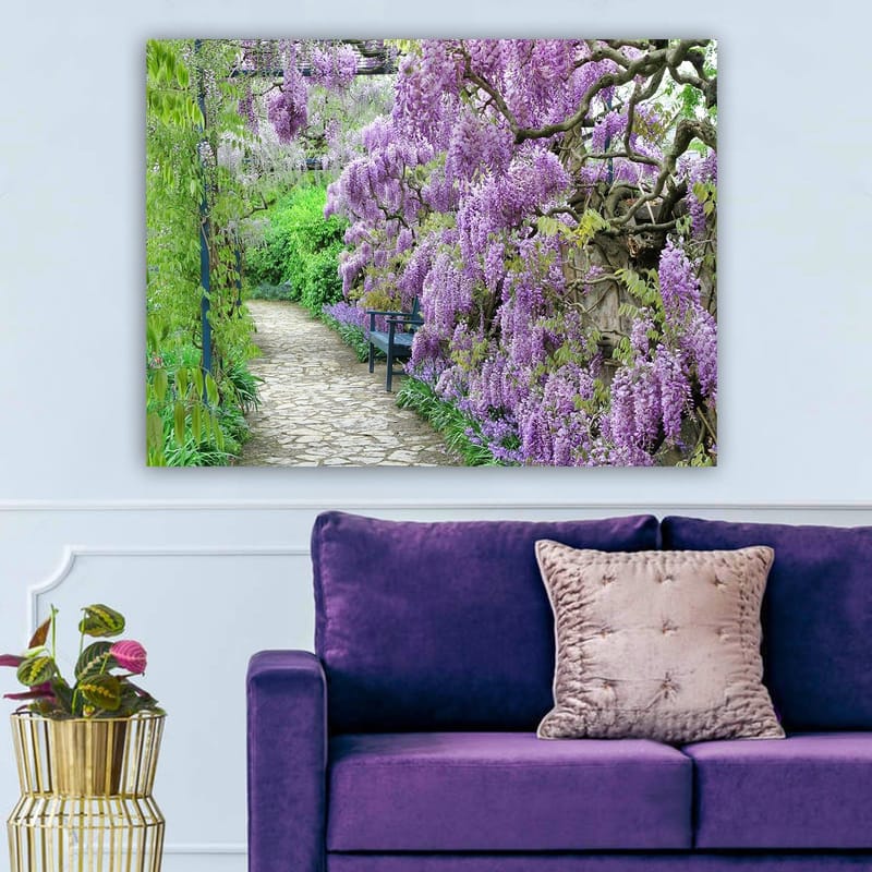 Canvastavla 70x100 cm - Vacker trädgård med blommande wisteria som skapar en romantisk och lugn atmosfär - Lila / Grön - Inredning & dekor - Tavlor & konst - Canvastavla