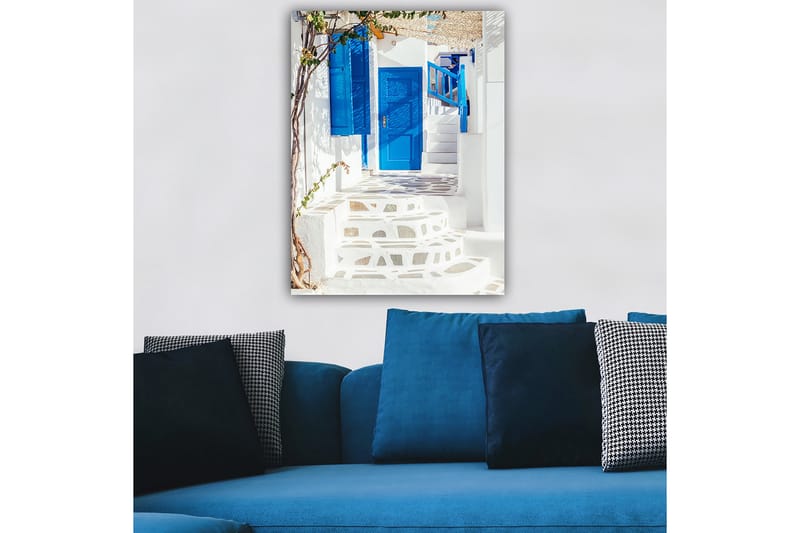 Canvastavla 70x100 cm - Vacker trappa med blå dörrar och fönster i en vit byggnad, omgiven av grönska - Blå / Vit - Inredning & dekor - Tavlor & konst - Canvastavla