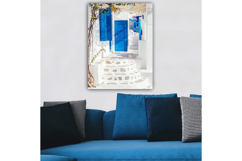 Canvastavla 70x100 cm - Vacker trappa med blå dörrar och fönster i en vit byggnad, omgiven av grönska - Blå / Vit - Inredning & dekor - Tavlor & konst - Canvastavla