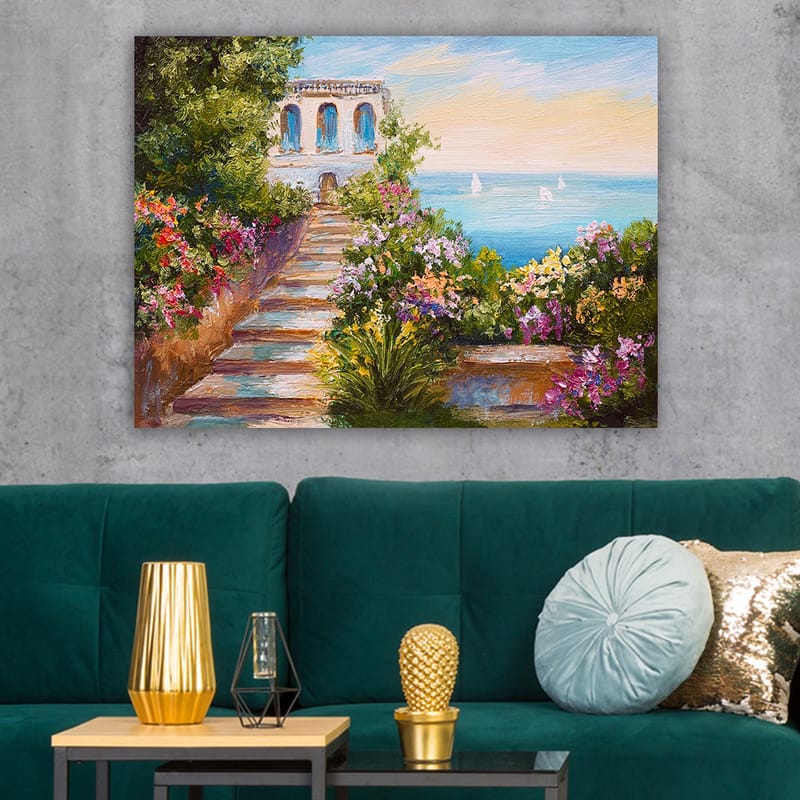 Canvastavla 70x100 cm - Vacker trappa omgiven av färgglada blommor som leder ner till havet och en byggnad med blå fönster - Grön / Rosa / Blå - Inredning & dekor - Tavlor & konst - Canvastavla