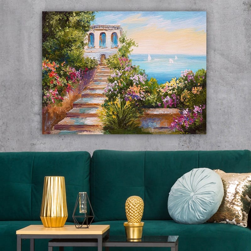 Canvastavla 70x100 cm - Vacker trappa omgiven av färgglada blommor som leder ner till havet och en byggnad med blå fönster - Grön / Rosa / Blå - Inredning & dekor - Tavlor & konst - Canvastavla