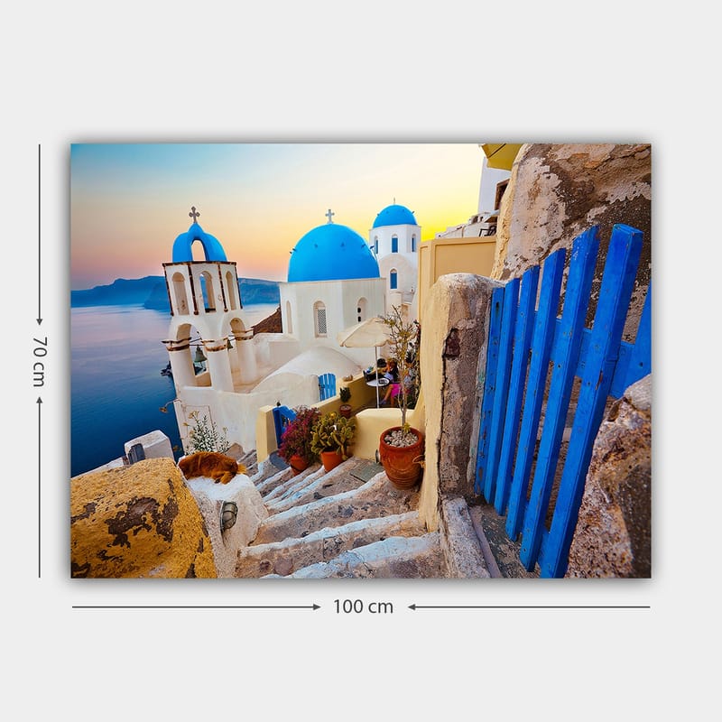 Canvastavla 70x100 cm - Vacker utsikt över de vita byggnaderna med blå kupoler i en grekisk by vid havet - Blå / Vit / Beige - Inredning & dekor - Tavlor & konst - Canvastavla