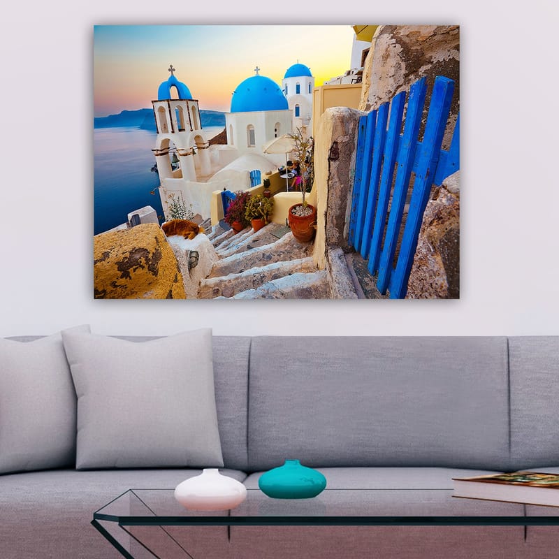 Canvastavla 70x100 cm - Vacker utsikt över de vita byggnaderna med blå kupoler i en grekisk by vid havet - Blå / Vit / Beige - Inredning & dekor - Tavlor & konst - Canvastavla