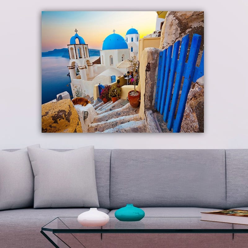 Canvastavla 70x100 cm - Vacker utsikt över de vita byggnaderna med blå kupoler i en grekisk by vid havet - Blå / Vit / Beige - Inredning & dekor - Tavlor & konst - Canvastavla