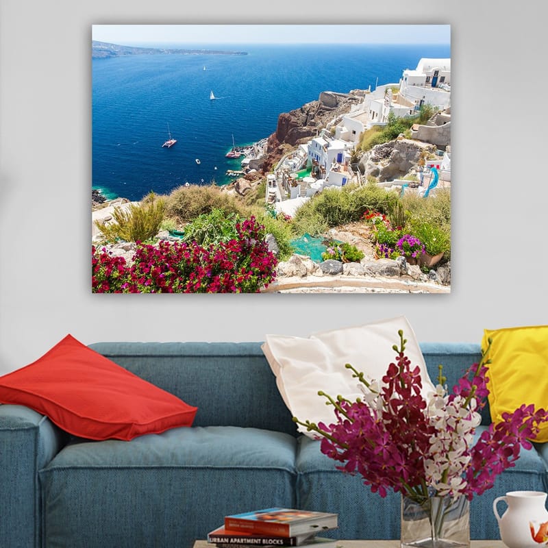 Canvastavla 70x100 cm - Vacker utsikt över Santorini med vita hus och blommor som pryder klipporna vid havet - Blå / Vit / Grön - Inredning & dekor - Tavlor & konst - Canvastavla