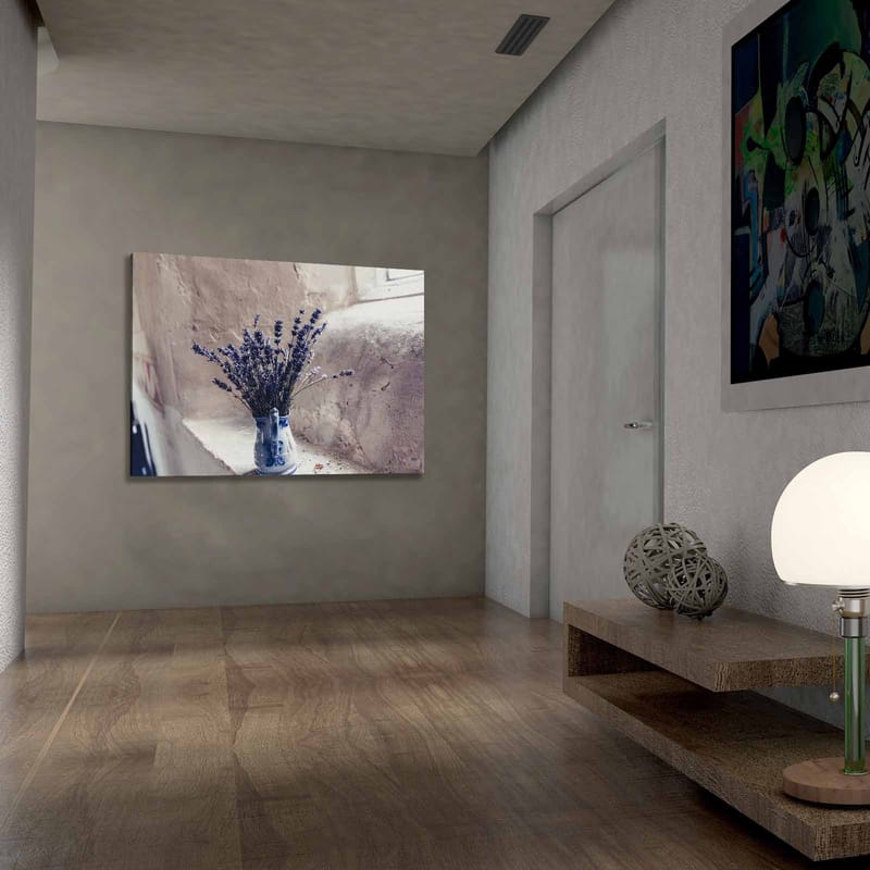 Canvastavla 70x100 cm - Vacker vas med lavendelblommor placerad på en fönsterbräda - Lila / Blå / Grå - Inredning & dekor - Tavlor & konst - Canvastavla