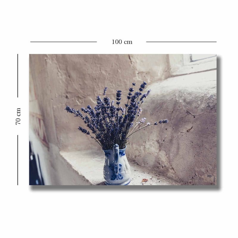 Canvastavla 70x100 cm - Vacker vas med lavendelblommor placerad på en fönsterbräda - Lila / Blå / Grå - Inredning & dekor - Tavlor & konst - Canvastavla