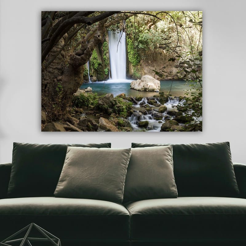 Canvastavla 70x100 cm - Vacker vattenfall omgiven av grönskande vegetation och klippor - Grön / Blå / Beige - Inredning & dekor - Tavlor & konst - Canvastavla