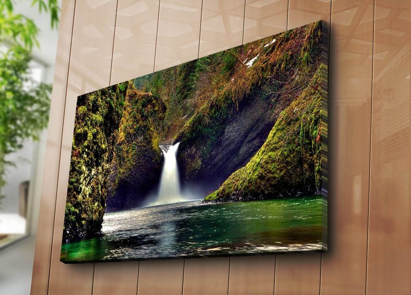 Canvastavla 70x100 cm - Vacker vattenfall som strömmar ner mellan gröna klippor i en naturskön miljö - Grön / Blå / Brun - Inredning & dekor - Tavlor & konst - Canvastavla