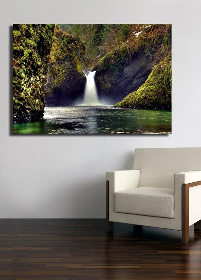 Canvastavla 70x100 cm - Vacker vattenfall som strömmar ner mellan gröna klippor i en naturskön miljö - Grön / Blå / Brun - Inredning & dekor - Tavlor & konst - Canvastavla