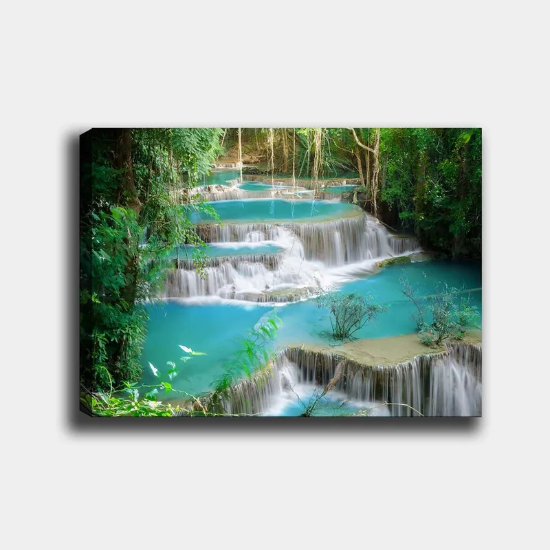 Canvastavla 70x100 cm - Vacker vattenfallscen med flera nivåer av klart, turkost vatten omgiven av grönskande vegetation, Turkos / Grön