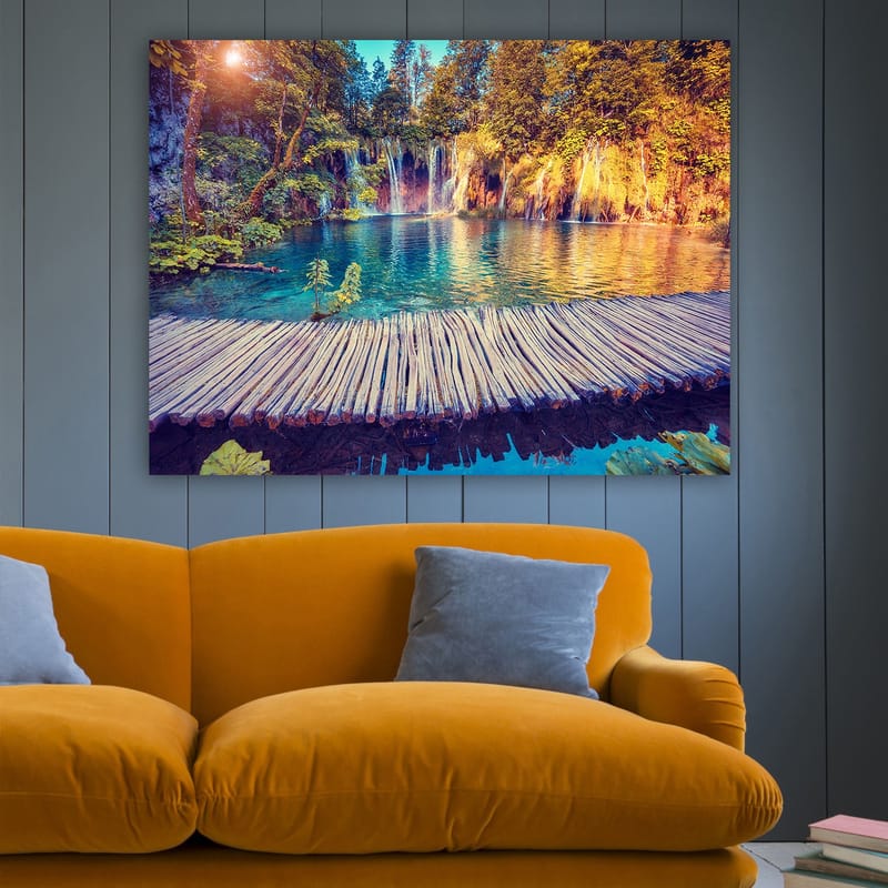 Canvastavla 70x100 cm - Vacker vattenfallsscen med klart blått vatten omgiven av frodig grönska och träd - Blå / Grön / Brun - Inredning & dekor - Tavlor & konst - Canvastavla