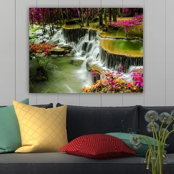 Canvastavla 70x100 cm - Vacker vattenfallsscen omgiven av färgglada blommor och grönskande träd - Grön / Rosa / Brun - Inredning & dekor - Tavlor & konst - Canvastavla